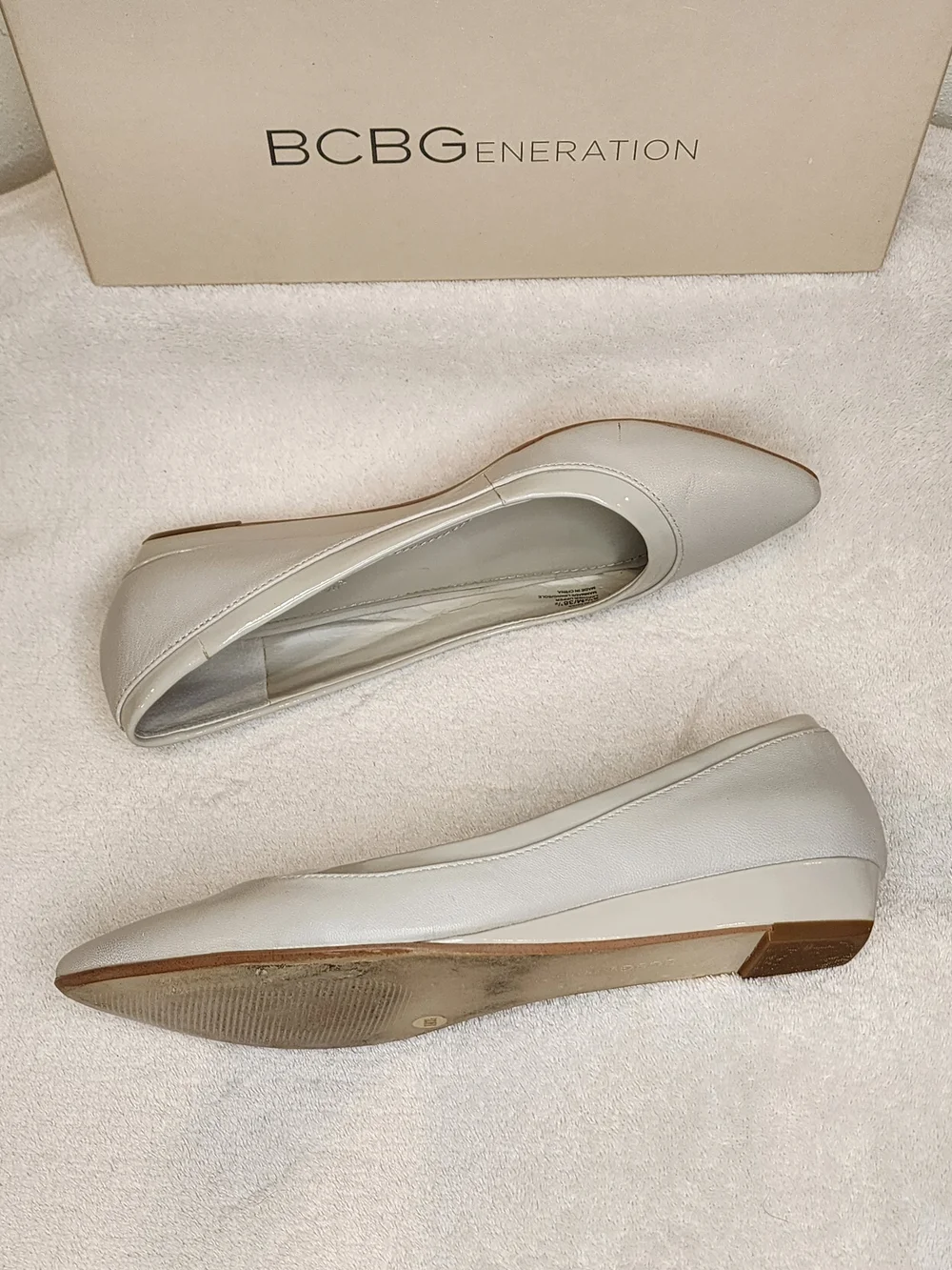 BCBGeneration Womens Pointed Toe Flats in Cashmere